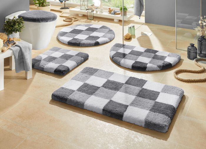 Badrumsset med schackbr&auml;dem&ouml;nster 