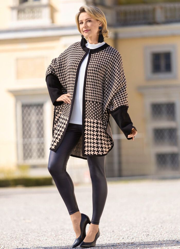 &Ouml;ppen poncho framtill 