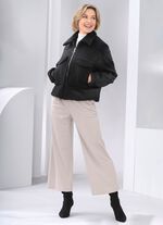 Kort jacka av fin boucl&eacute; 