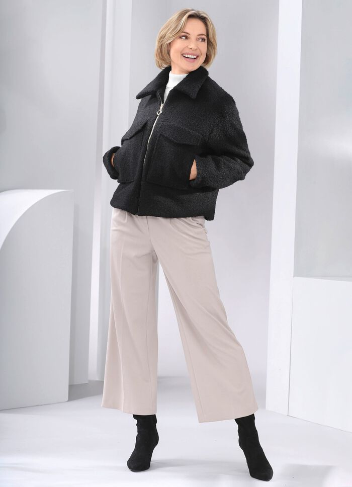 Kort jacka av fin boucl&eacute; 