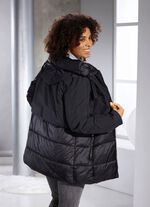 Funktionell jacka i en trendig materialmix 