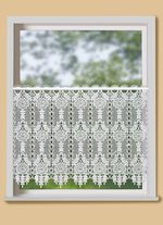 Kort gardin i makram&eacute;-look 