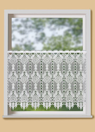 Kort gardin i makram&eacute;-look 