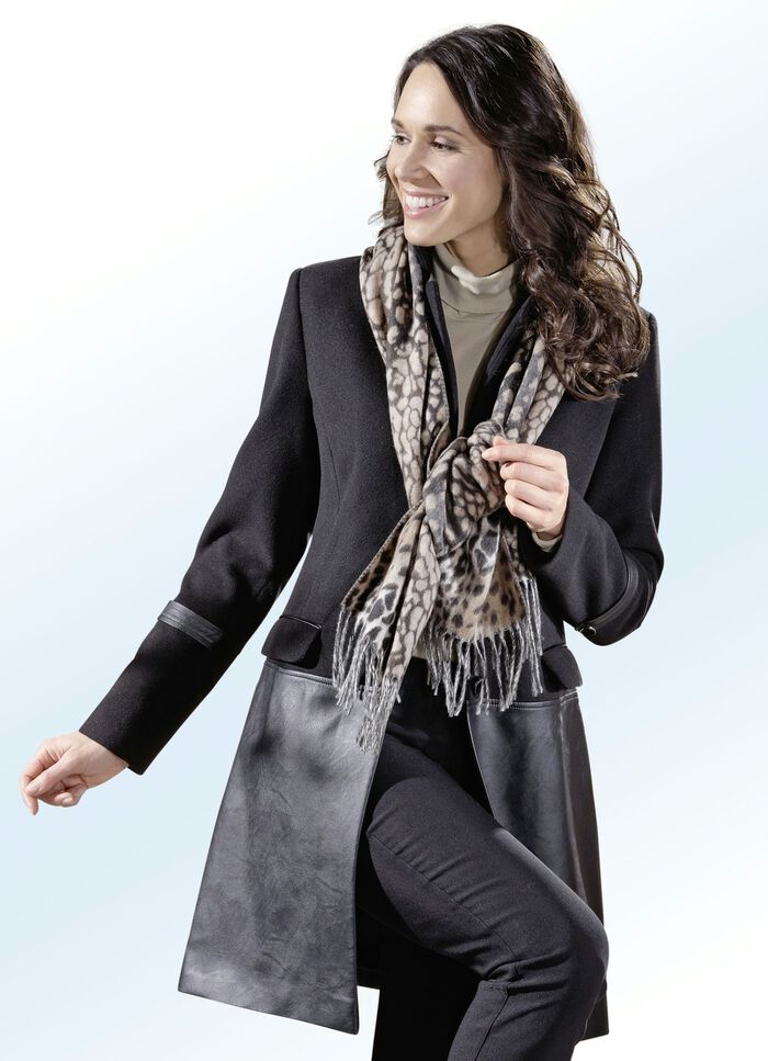 Kort kappa med dekorativa knappar 