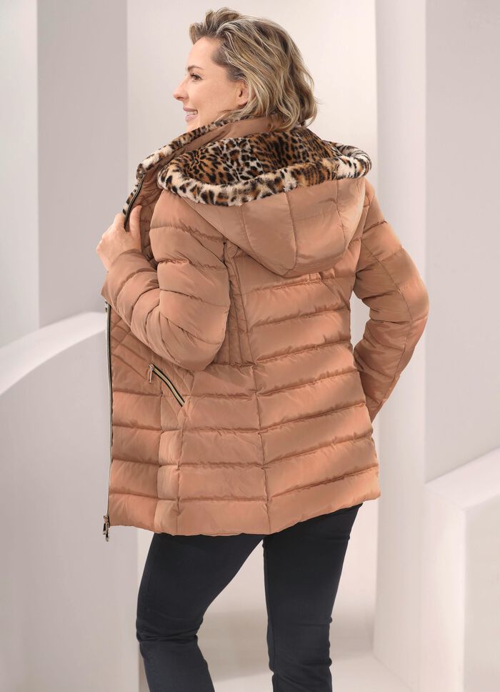 Jacka med fuskp&auml;lsfoder i huvan 