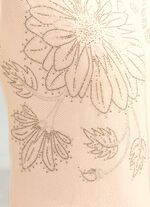 Tr&ouml;ja med blommig strassdekoration 