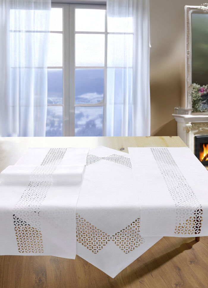Duk med dekorativ hålslagning VIT