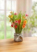 Bunt av blommande gr&auml;s i en kruka 