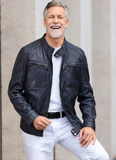 Kort skinnjacka med br&ouml;stfickor 