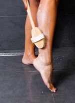 Rygg- och handborste av tr&auml; 