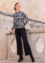 Blusjacka med svarta ribbade &auml;rmslut 