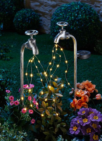 Solvattenkran, set om 2, tillverkad av massivt j&auml;rn 