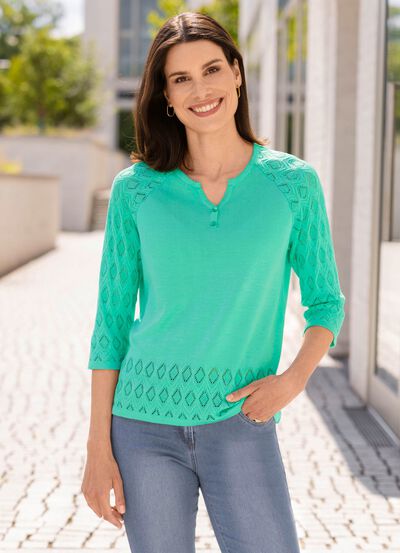 Tr&ouml;ja med dekorativ halsringning 