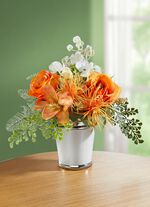 Rose/lilja arrangemang i vit keramikkruka 