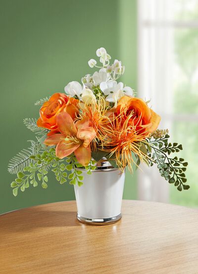 Rose/lilja arrangemang i vit keramikkruka 