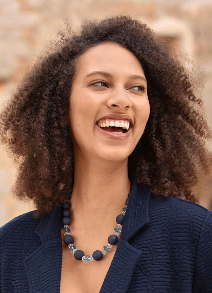 Halsband med fasetterade kristallstenar 