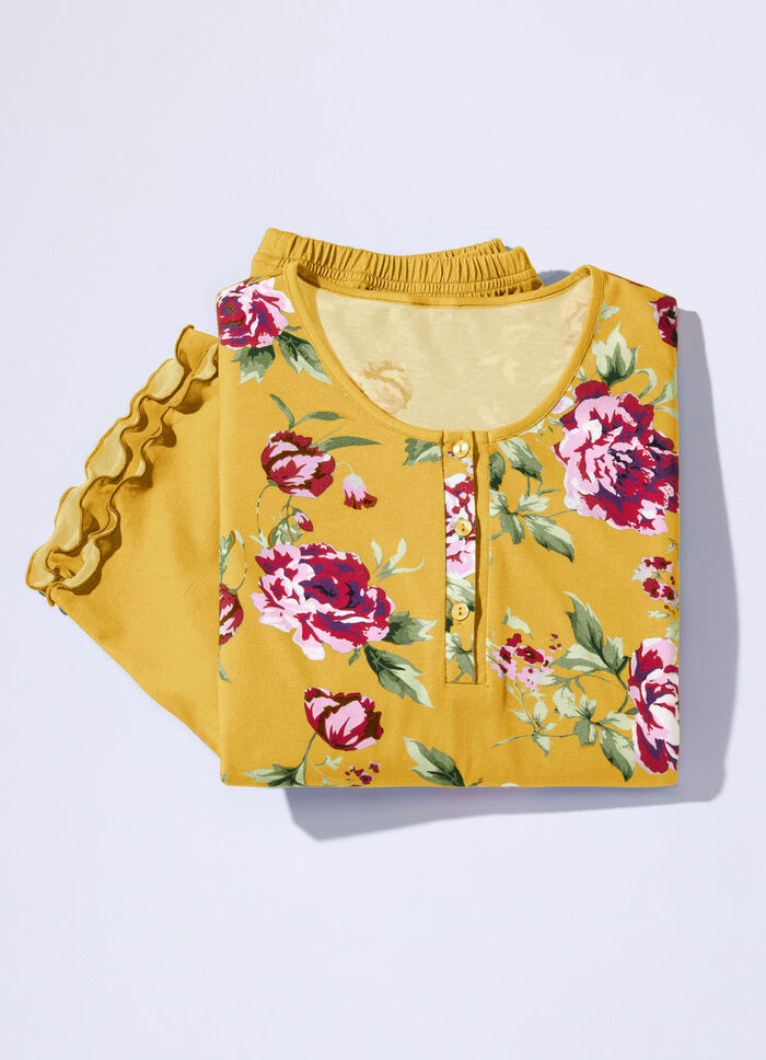 Två paket pyjamas med svängda muddar och knappslå, 