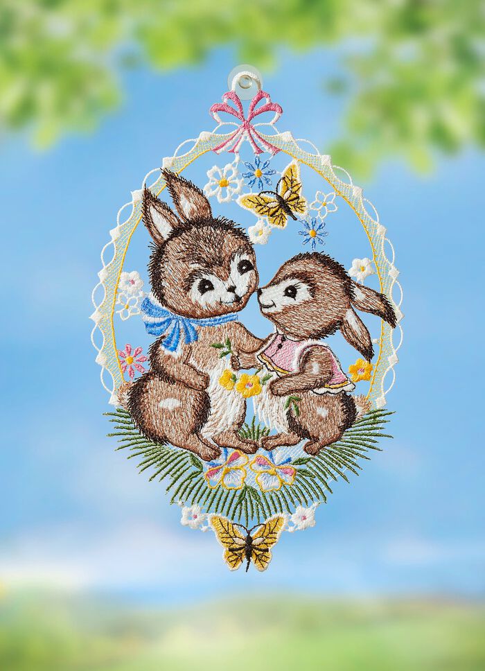 F&ouml;nsterbild med ett par kaniner gjorda av Plauener Spitze 