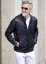 Kort skinnjacka med br&ouml;stfickor 