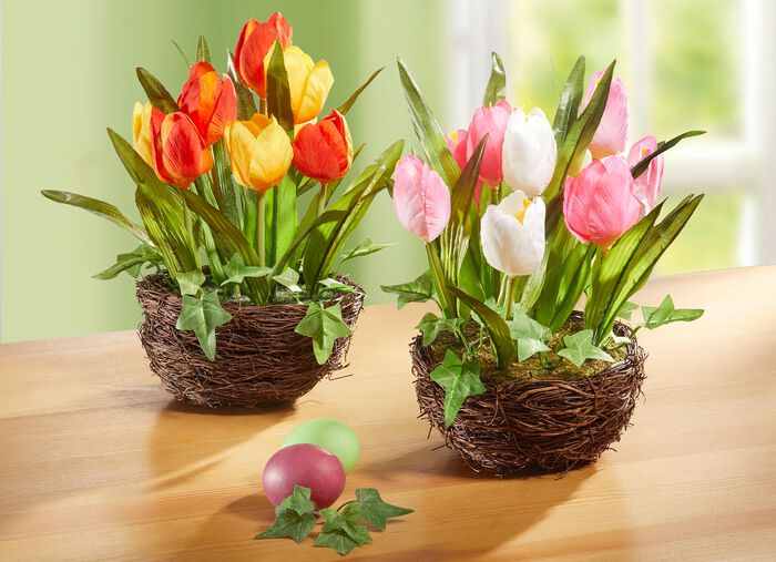 Tulpaner i en fl&auml;tad korg 