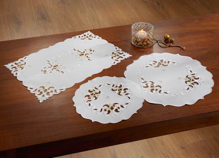 Duk med genomarbetade broderier 