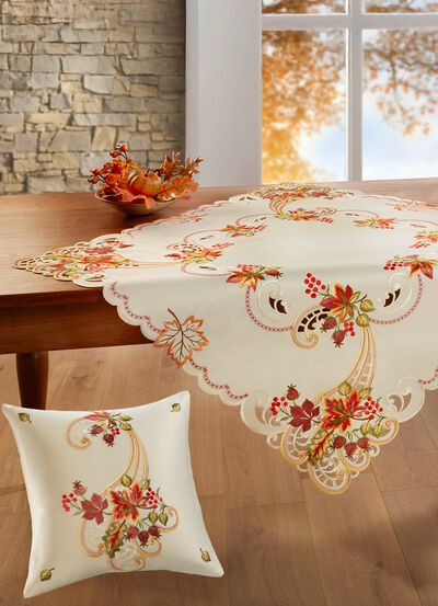 F&auml;rgglatt broderad bords- och rumsdekoration 