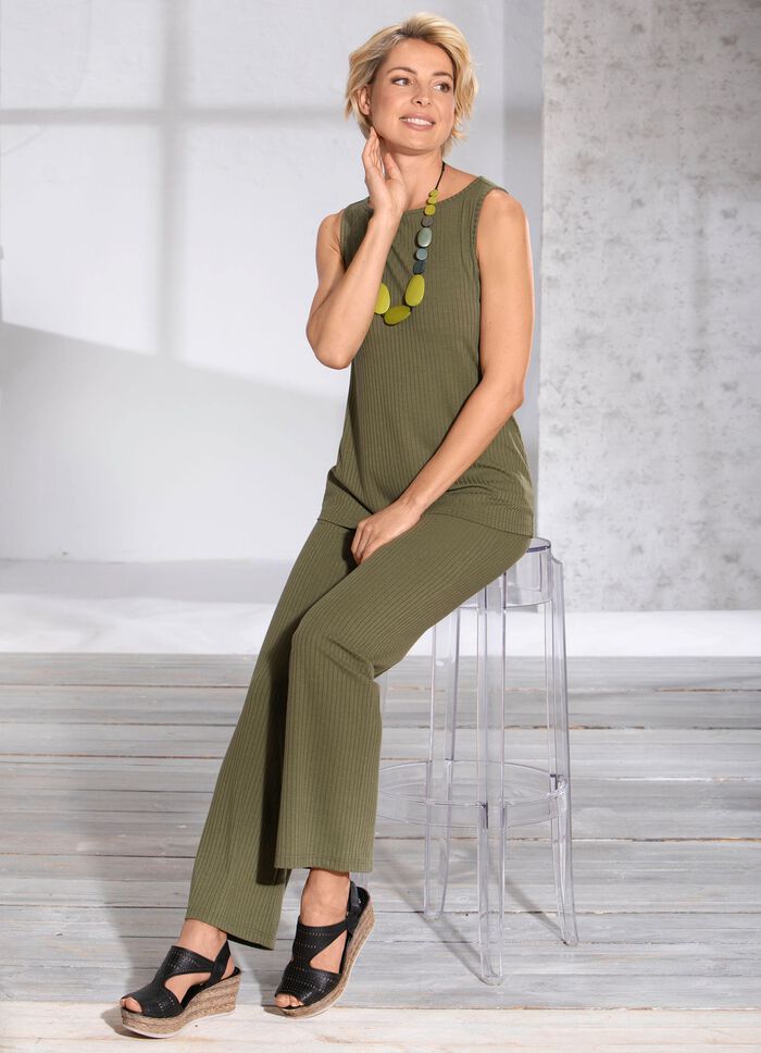 Linne med en trendig platt halsringning i 2 f&auml;rger 