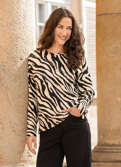 T-shirt med plattdekor p&aring; framsidan 