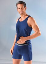 Paket med fyra byxor, enf&auml;rgade, med res&aring;r i midjan 