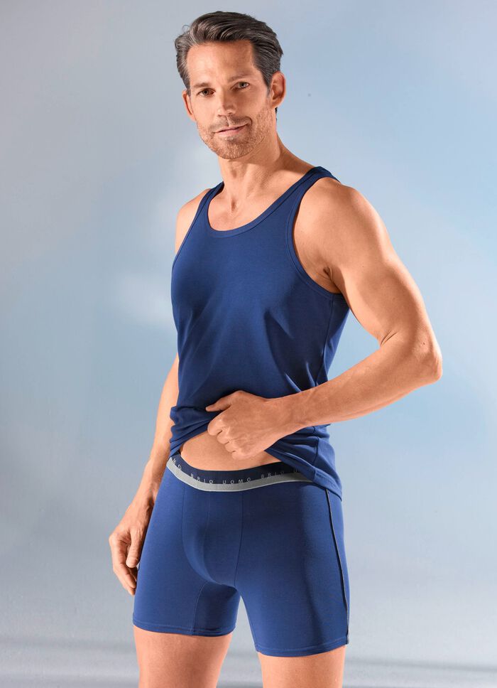 Paket med fyra byxor, enf&auml;rgade, med res&aring;r i midjan 