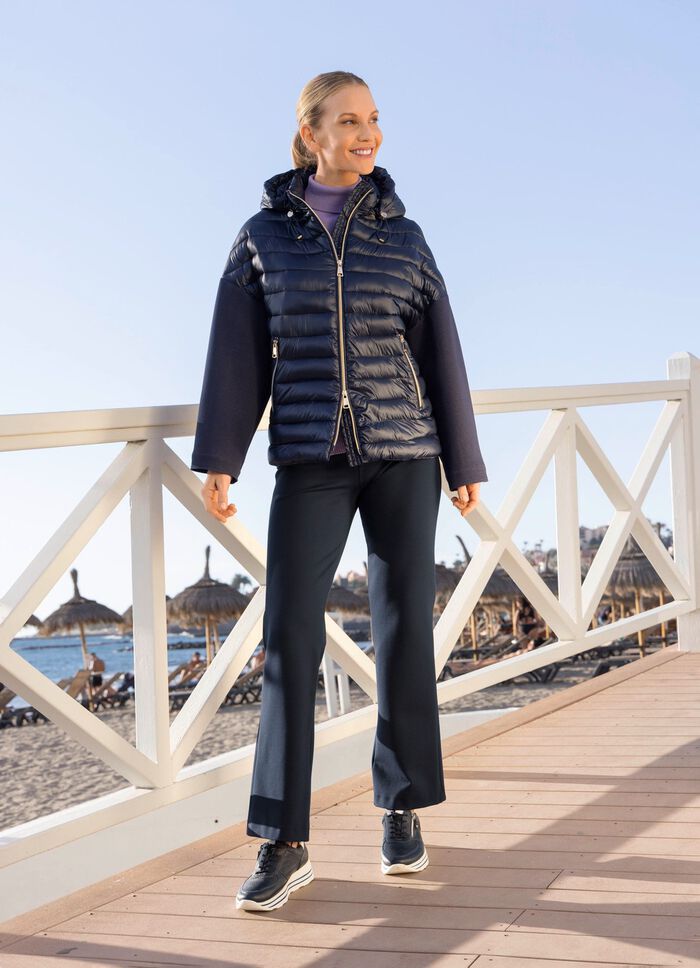 Jacka i en trendig materialmix 