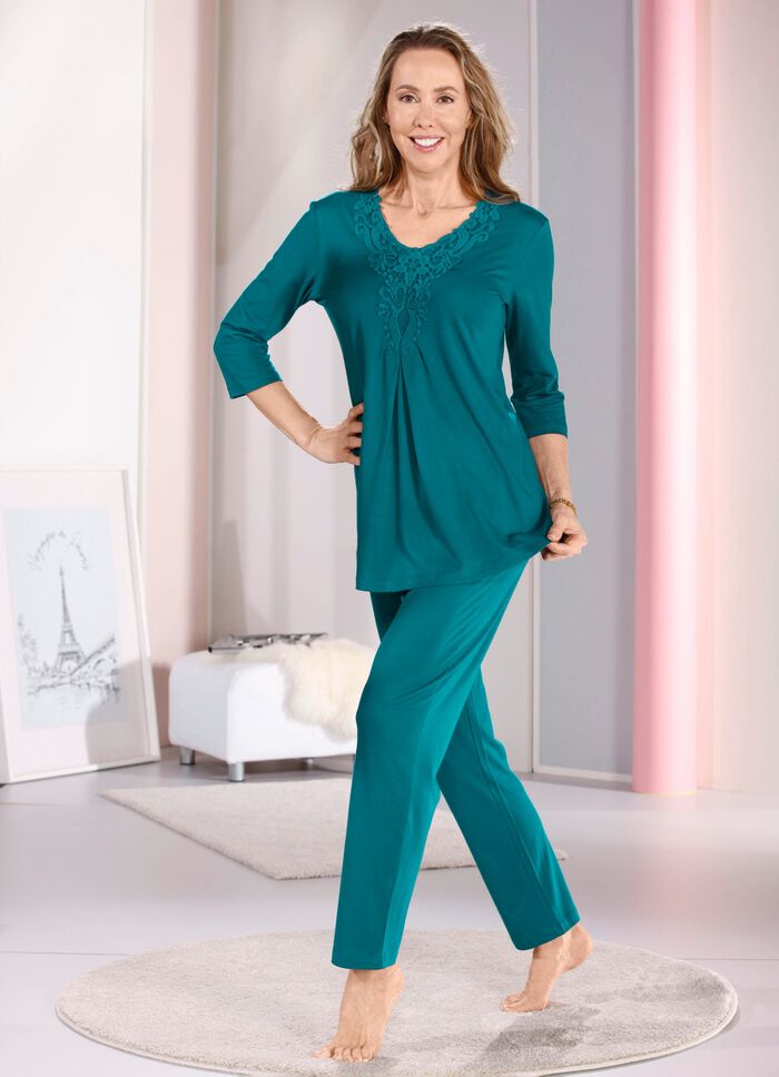 Laurina pyjamas med gener&ouml;st motiv i spets 
