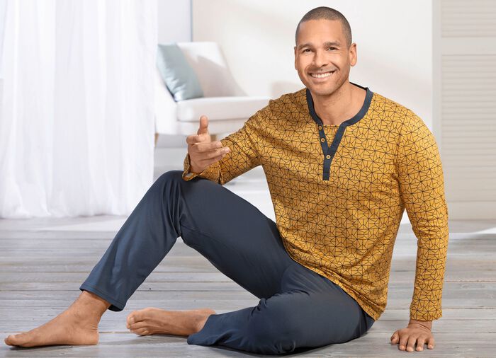 Pyjamas med knappsl&aring; och &ouml;ppna manschetter 