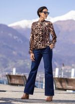 Blus med lekfulla volanger 