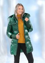 Jacka med l&aring;nga stickade muddar vid &auml;rmslut 