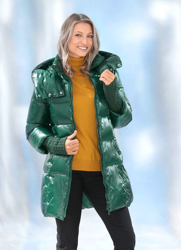 Jacka med l&aring;nga stickade muddar vid &auml;rmslut 