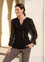 Skjorta med ovanlig halsringning i 2 f&auml;rger 