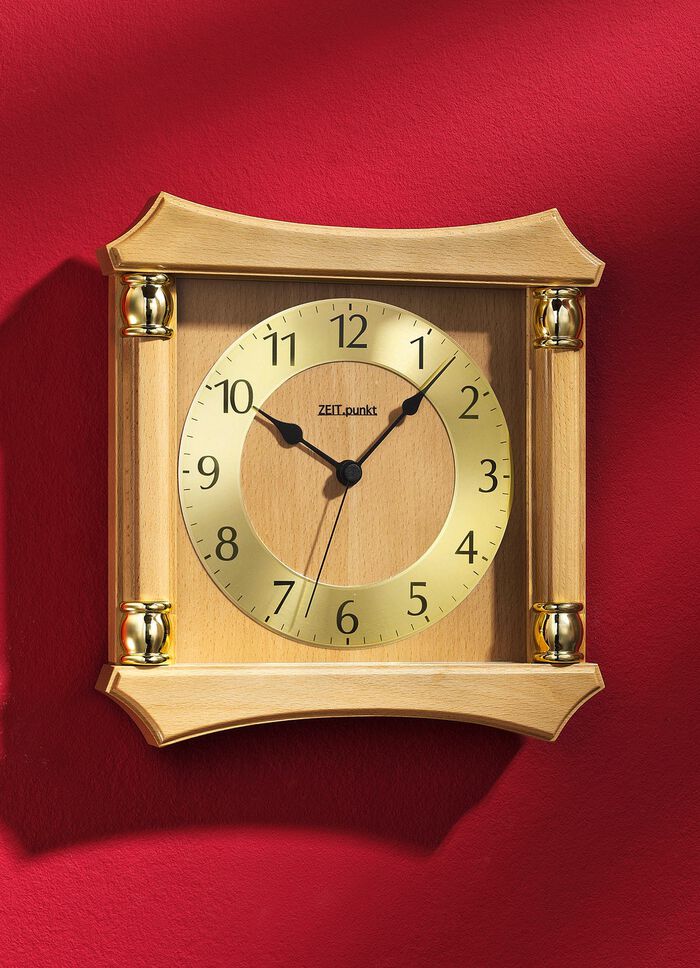 V&auml;ggklocka i massivt tr&auml; BOK