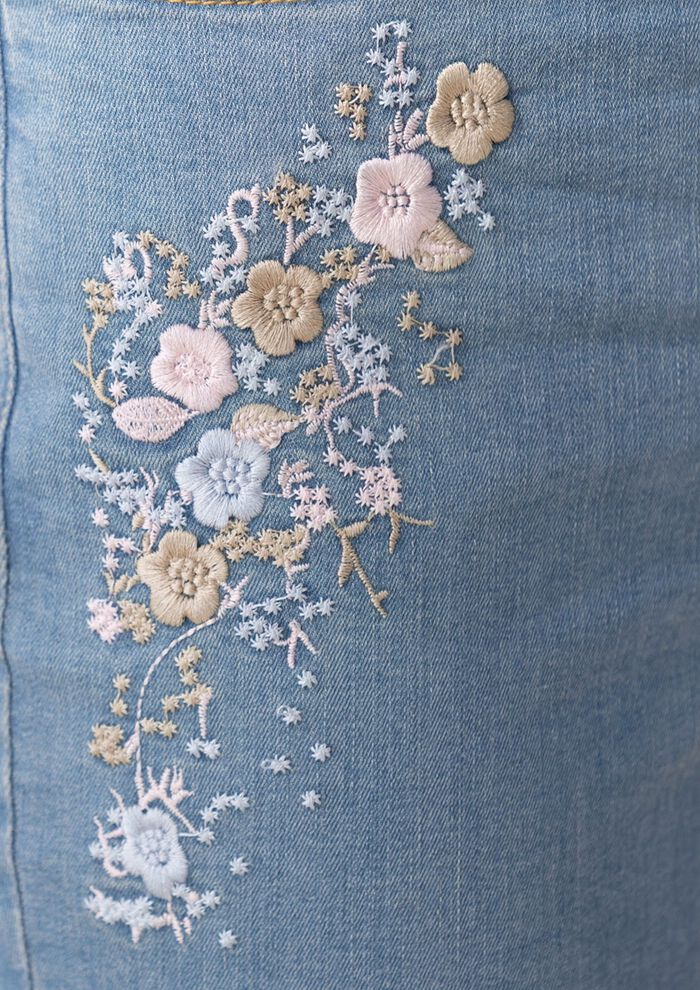 Jeans med blommiga broderier 