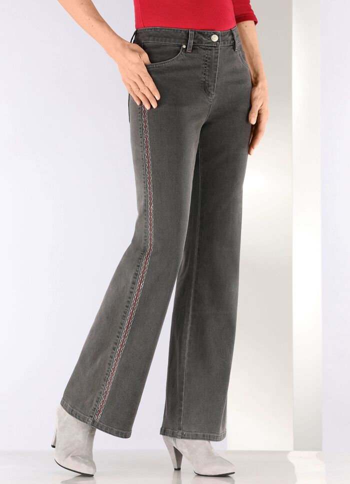 Jeans med dekorativa s&ouml;mmar i etnisk stil 