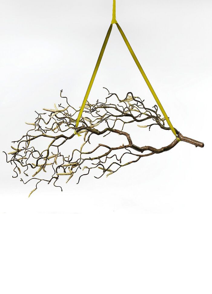 Hasseln&ouml;tsgren tillverkad av h&ouml;gkvalitativt konstmaterial 