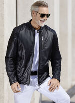 Kort skinnjacka med dekorativ quiltning 