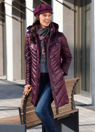 Kort kappa med slitsar i sidorna 