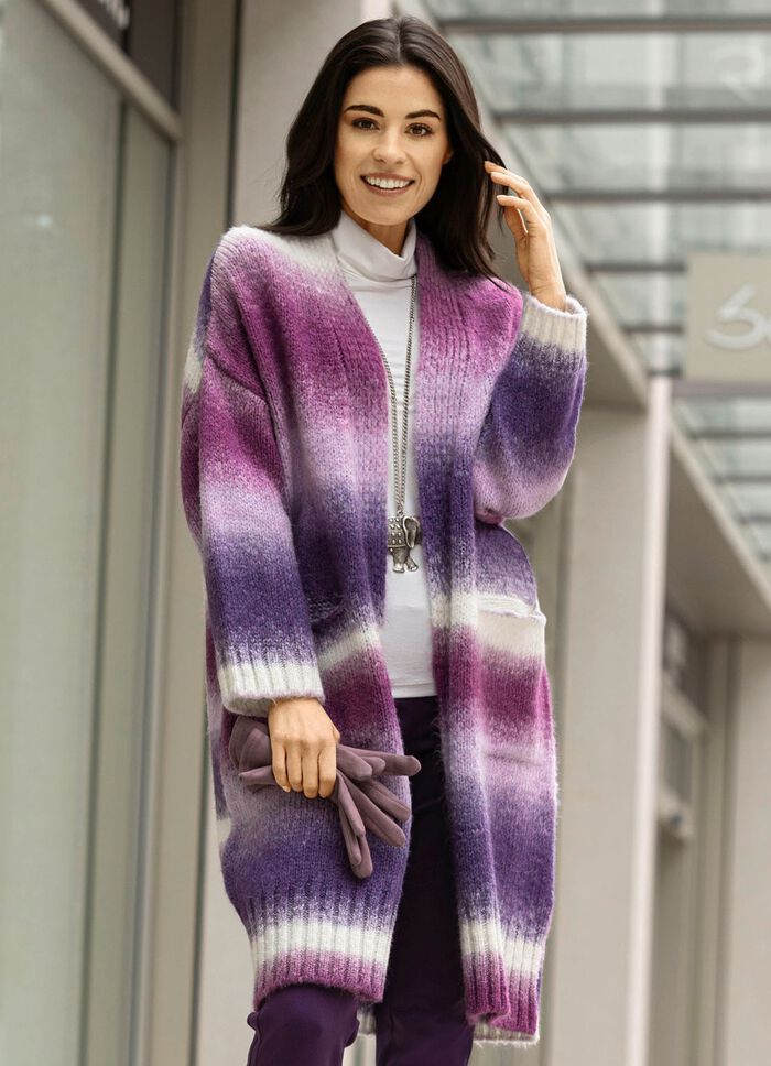 Stickad kappa av fluffigt effektgarn 