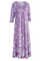 Nattlinne fr&aring;n "Laurina" med spetsmotiv vid halsringningen 