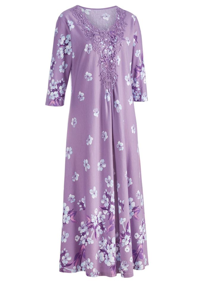 Nattlinne fr&aring;n "Laurina" med spetsmotiv vid halsringningen 