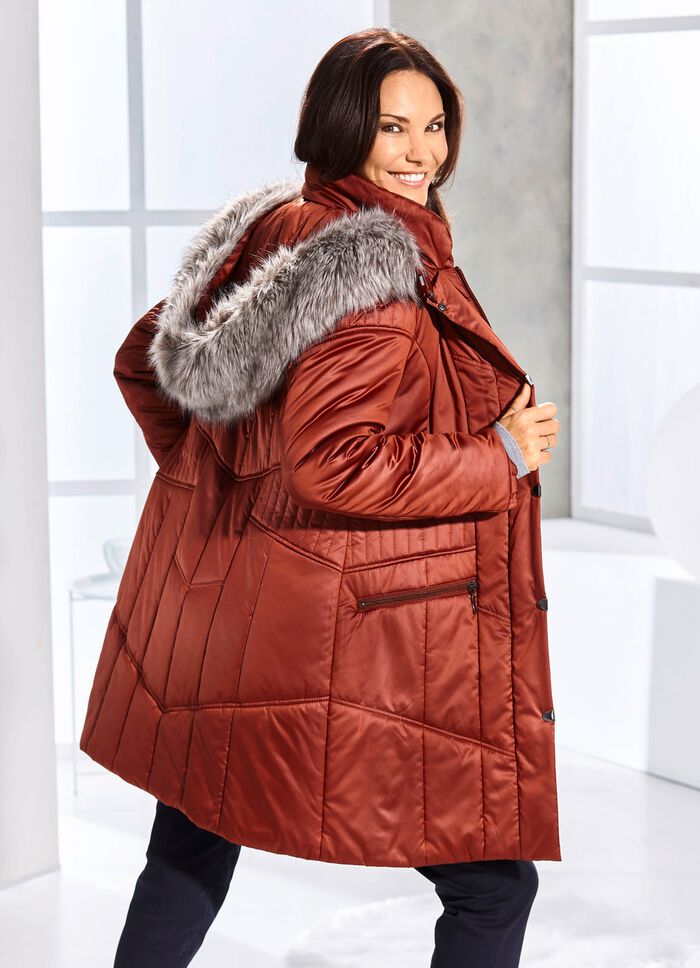 Kort kappa med avtagbar fuskp&auml;lskant 