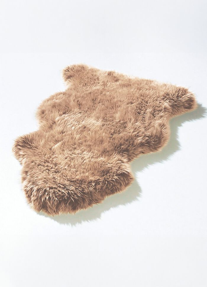 Matta gjord av &auml;kta lammskinn i form av ett djur 