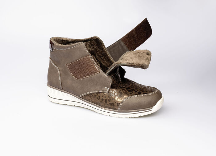 Komfortable stövlar i trendig leopardlook, 