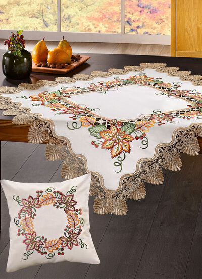 Genomarbetade tillbeh&ouml;r med rika blad- och rankor dekorationer 